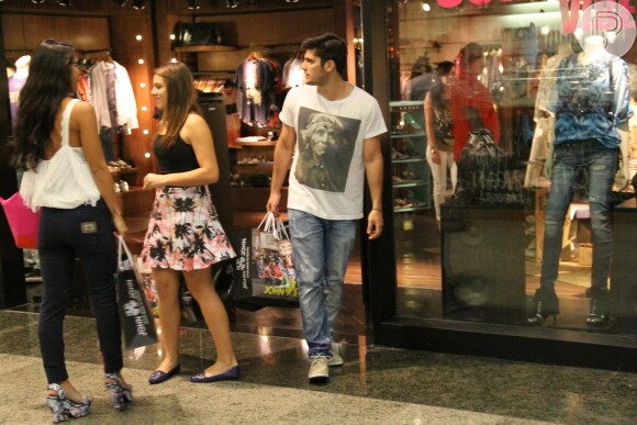 Bruno Gissoni deixa loja de roupas com a namorada, Yanna Lavigne