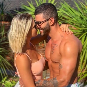 Gusttavo Lima apareceu sem camisa nos bastidores de ensaio estrelado pela mulher, Andressa Suita