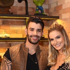 Gusttavo Lima interrompe ensaio de Andressa Suita com reação divertida. Veja!