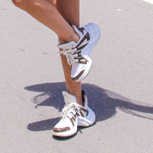 Fernanda Paes combinou body branco de franjas com chunky sneakers