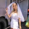 Fantasiada de noiva, Flávia Viana apostou em um vestido curto com franjas para ir ao bloco