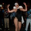 Sabrina Sato brilha com body preto cavado no desfile de rua do Unidos da Vila Isabel, neste domingo