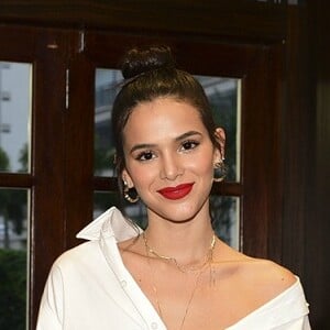 Bruna Marquezine trouxe dos EUA uma nova cadelinha de estimação