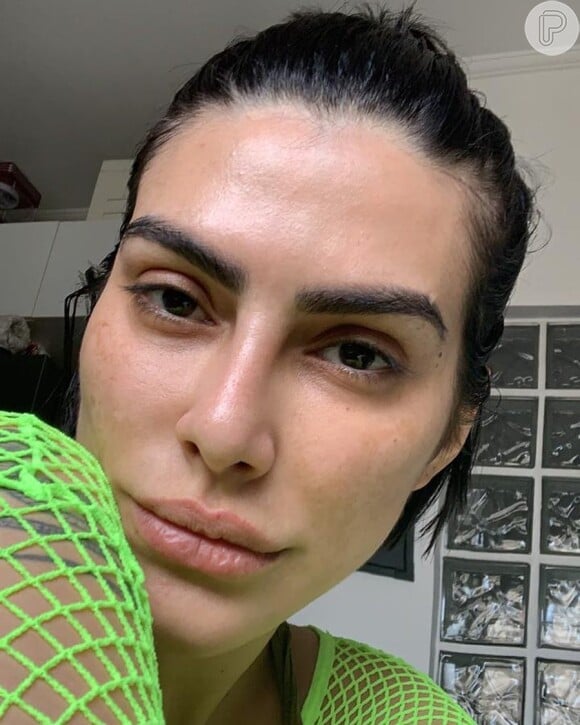 Sem maquiagem, Cleo exibiu beleza natural em foto no Instagram nesta segunda-feira, 25 de fevereiro de 2019
