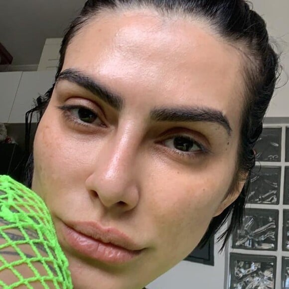 Sem maquiagem, Cleo exibiu beleza natural em foto no Instagram nesta segunda-feira, 25 de fevereiro de 2019