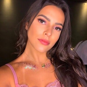 Na maquiagem de Carnaval, o glitter também pode aparecer no colo, como fez Emilly Araújo