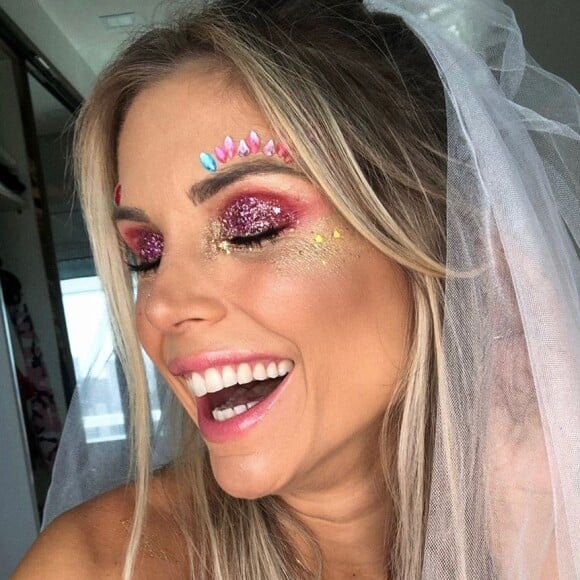 Flávia Viana apostou na sombra vermelha com muito glitter rosa por cima. Na pele, glitter dourado e aplicações de strass