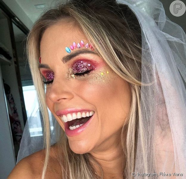 Flávia Viana apostou na sombra vermelha com muito glitter rosa por cima. Na pele, glitter dourado e aplicações de strass