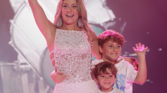 Filhos de Claudia Leitte acariciam barriga de grávida da cantora: 'Adoram'