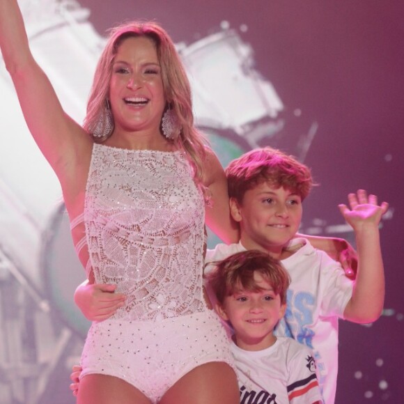 Filhos de Claudia Leitte acariciam barriga de grávida da cantora em foto postada nesta terça-feira, dia 26 de fevereiro de 2019