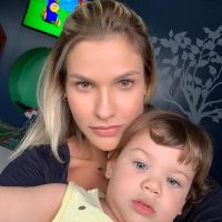 Sem make, Andressa Suita é elogiada em foto com filho Gabriel: 'Mais bonita'