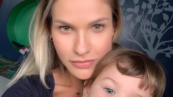 Sem make, Andressa Suita é elogiada em foto com filho Gabriel: 'Mais bonita'