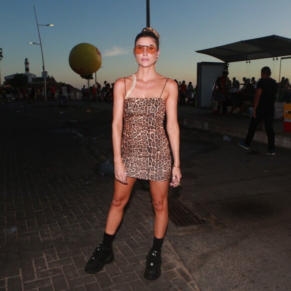 Julia Faria escolheu animal print e alcinhas para curtir o Carnaval de Salvador