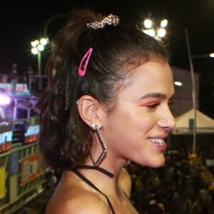 Tic e tac, argolas extravagantes e prendedor de cabelo com animal print também fizeram parte da produção de Bruna Marquezine