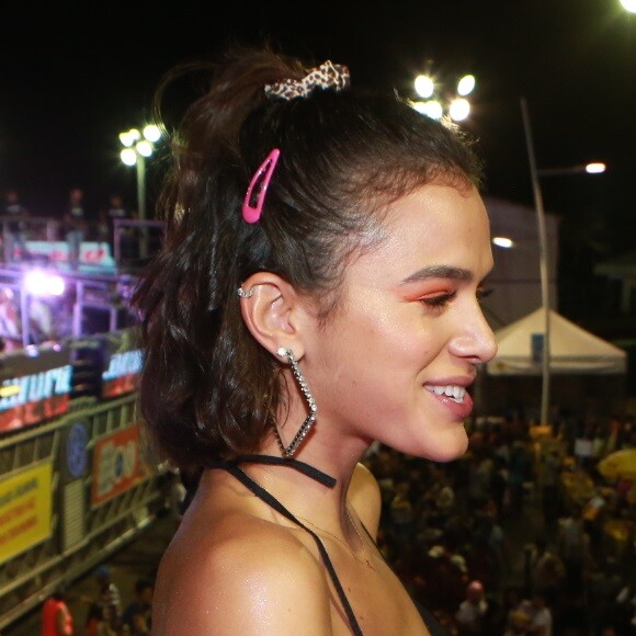 Tic e tac, argolas extravagantes e prendedor de cabelo com animal print também fizeram parte da produção de Bruna Marquezine