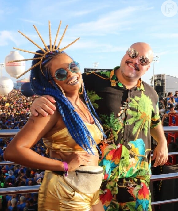 Jennifer Nascimento: óculos azul e pochete dourada complementaram o look para a folia em cima do trio no Carnaval de Salvador