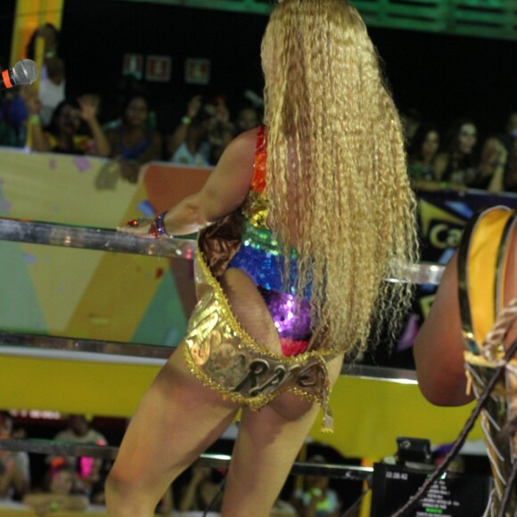 Adriane Galisteu também usou meias multicoloridas, assim como o body bordado e tênis preto para curtir em cima do trio em Salvador