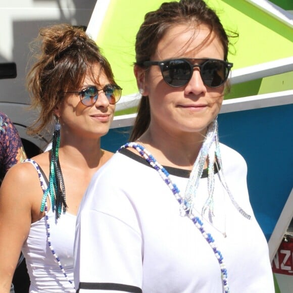 O brinco de paetê deu o tom carnavalesco do look de Fernanda Gentil e da namorada, Priscila Montandon