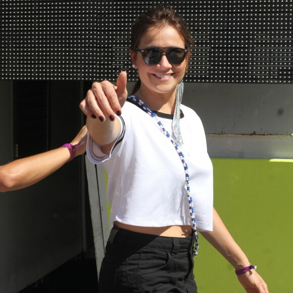 Fernanda Gentil optou por um look confortável, de short e camiseta, para curtir o bloco de Ivete Sangalo com a namorada
