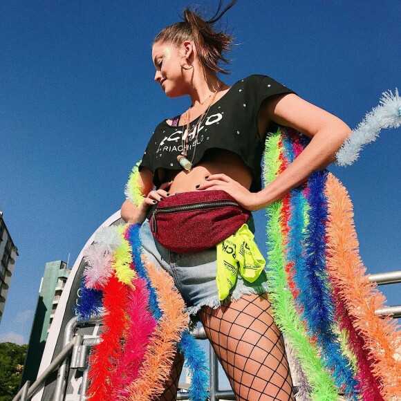 Agatha Moreira com look colorido com pochete cereja e muito neon no trio de Bell Marques em Salvador