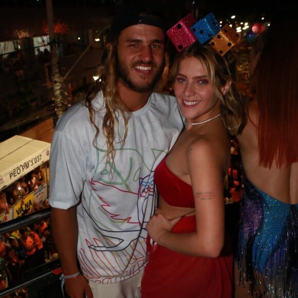 Isabella Santoni também usou tenis rosa neon com glitter roxo em cima do trio de Ivete no Carnaval em Salvador