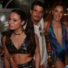 Sophia raia com top brilhoso e pochete furta-cor, Enzo Celulari e Claudia Raia no trio da Ivete em Salvador