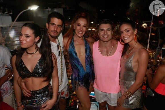 Sophia raia com top brilhoso e pochete furta-cor, Enzo Celulari e Claudia Raia no trio da Ivete em Salvador