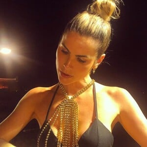 Bodychain de Julia Faria e pochete com strass e franjas deu um ar glamouroso ao look de Julia Faria para curtir em cima do trio no Carnaval de Salvador