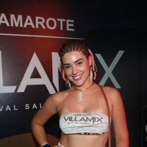Vivian Amorin usou saia transparente com hot-pant de animal print e unhas amarelo neon em camarote em Salvador