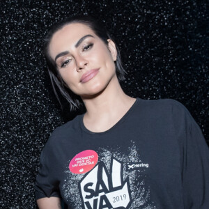 Cleo Pires: Simplicidade no look apenas com abadá e cabelo para trás com efeito molhado