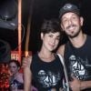 Fernanda Paes Leme de shortinho e tênis comfy para curtir Carnaval em Salvador