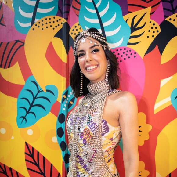 Camila Coutinho com bodychain por todo o corpo e muito strass no Carnaval de Olinda