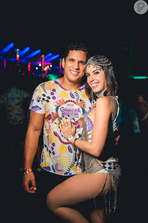 Cabeça com headchain de Camila Coutinho e muito strass no look glam em Carnaval em Olinda