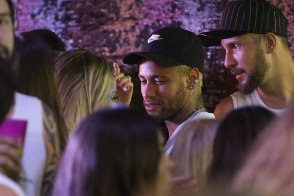 Neymar posa com atriz de Hollywood e fãs especulam romance