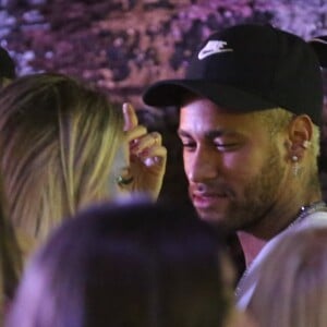 Neymar é visto em clima de romance em Salvador; cantora é apontada como affair por fãs na madrugada deste sábado, dia 02 de fevereiro de 2019