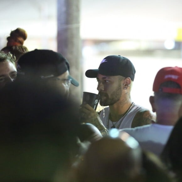 Neymar foi clicado durante sua passagem por Salvador para o Carnaval