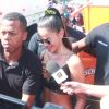 Bruna Marquezine foi cercada pela imprensa ao chegar em trio de Ivete Sangalo