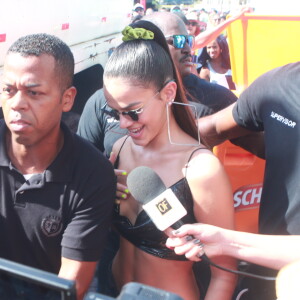 Bruna Marquezine foi cercada pela imprensa ao chegar em trio de Ivete Sangalo