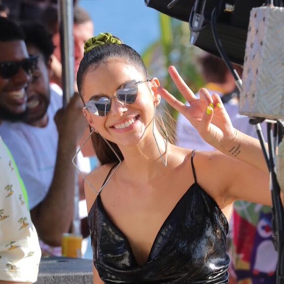 Rocker ousada! Bruna Marquezine mistura trends anos 2000 em 2° look de Carnaval