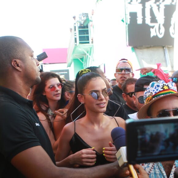 Bruna Marquezine curte o Carnaval cercada de seguranças em Salvador