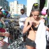 Bruna Marquezine usa look com barriga de fora para se jogar no Carnaval de Salvador