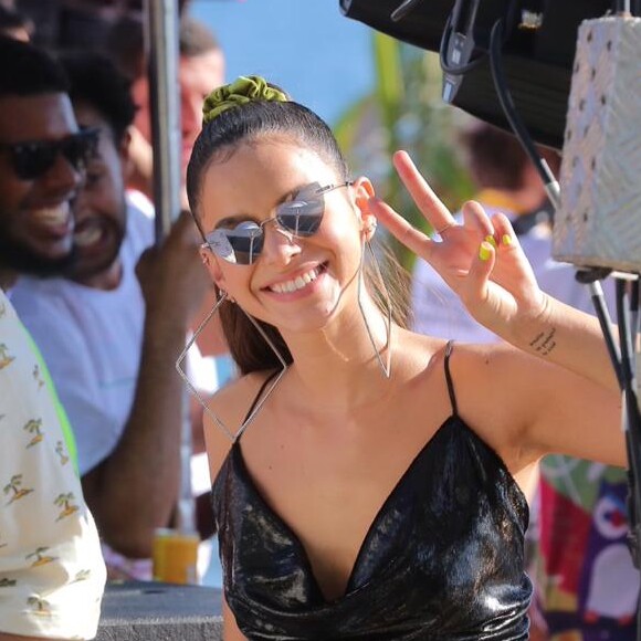 Bruna Marquezine se diverte e curte a folia no Carnaval de Salvador