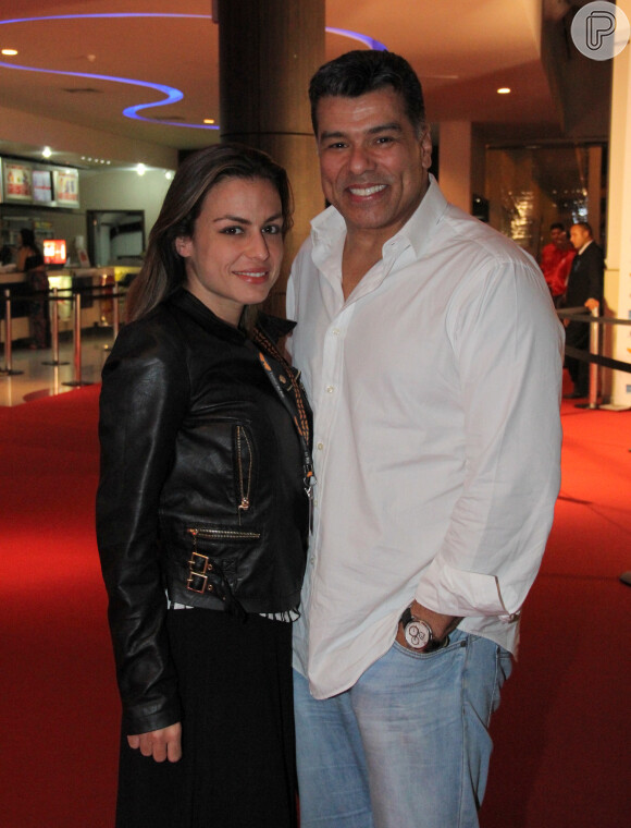 Maurício Mattar foi com a namorada, Bianca Assumpção, vem o documentário 'Guardiões do Samba'