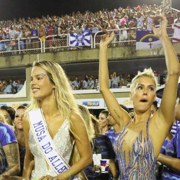 Deborah Secco apostou em um vestido com transparência para o 1º dia na Sapucaí