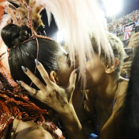 Rainha da Grande Rio, Juliana Paes fez uma breve pausa para saudar Deborah Secco