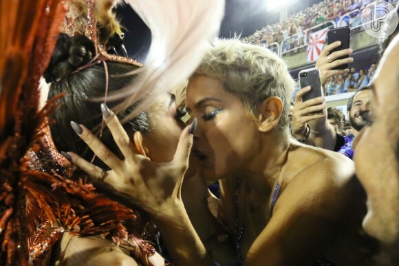 Deborah Secco, na frisa, deu um beijo selinho em Juliana Paes
