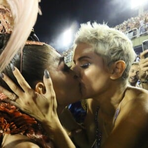 Entre amigas! Juliana Paes ganha selinho de Deborah Secco durante desfile: 'Orgulho'