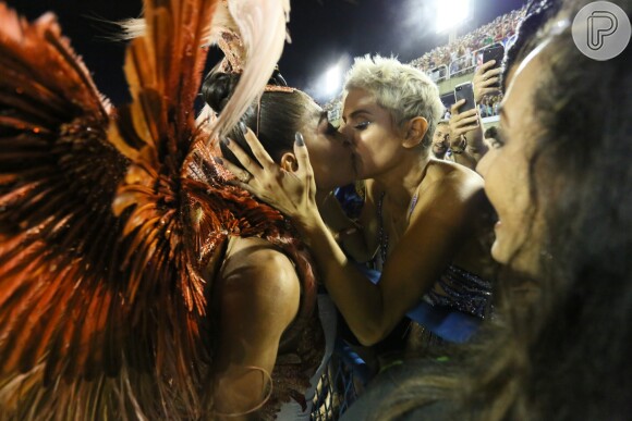 Entre amigas! Juliana Paes ganha selinho de Deborah Secco durante desfile: 'Orgulho'