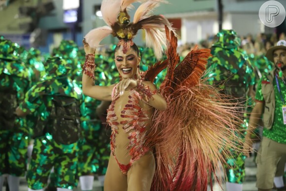 Juliana Paes mostrou todo seu samba no pé à frente da bateria da Grande Rio