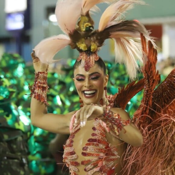 Juliana Paes mostrou todo seu samba no pé à frente da bateria da Grande Rio